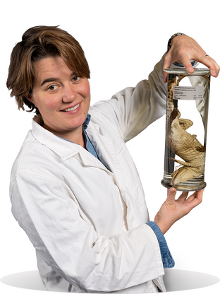 Esther heeft een pot in haar hand waarin een krokodil zit op sterk water